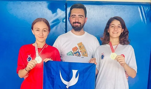 Aliağalı kadın taekwondocular, İzmir’de düzenlenen 29 Ekim Cumhuriyet Bayramı Gençler