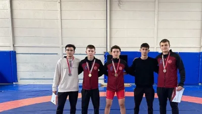 Aliağa’nın genç güreşçileri İzmir İl Müsabakalarında Gençler A kategorisinde 4