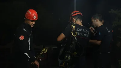 Antalya'da aniden bastıran yağmur, dolu ve fırtına nedeniyle iki sub