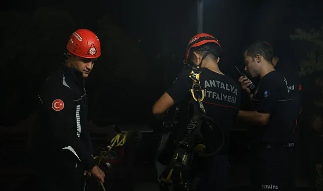 Antalya'da aniden bastıran yağmur, dolu ve fırtına nedeniyle iki sub