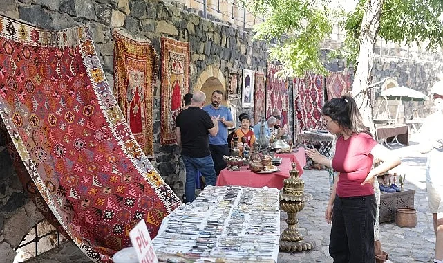 Antika meraklılarını bir araya getiren Nevşehir Antika Pazarı Nevşehir Kalesi’nde