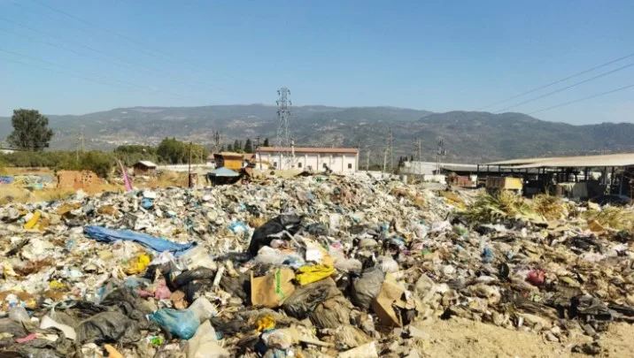 Aydın’da Çine ve Koçarlı Belediyeleri, araçlarla boş alanlara evsel atık