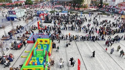 Bağcılar Belediyesi’nin ev sahipliğinde düzenlenen Gençlik ve Spor Festivali’nde katılımcılar,