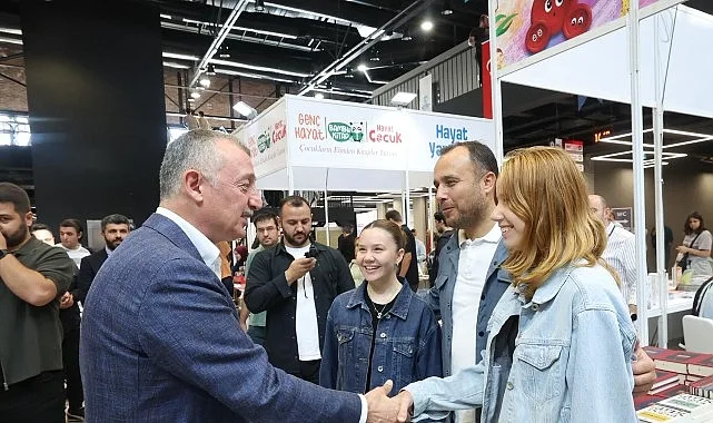 Kocaeli Büyükşehir Belediyesi'nin düzenlediği 15. Kocaeli Kitap Fuarı kapılarını açarken,