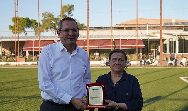Ayvalık Belediye Başkanı Mesut Ergin, Sarı Zeybek Spor Tesisleri’nde düzenlenen