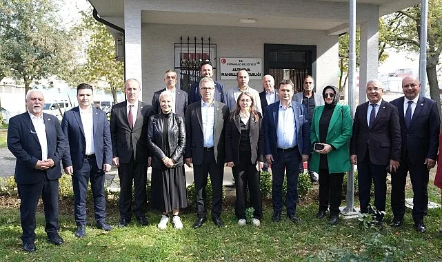 Osmangazi Belediye Başkanı Erkan Aydın, cuma namazı çıkışı mahalle ziyaretlerini