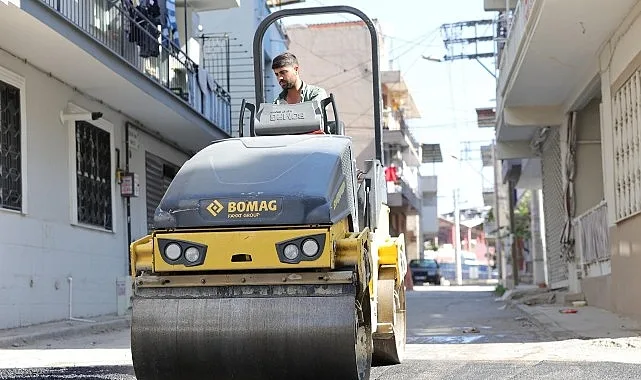 Bayraklı Belediye Başkanı İrfan Önal, ilçede devam eden asfalt ve