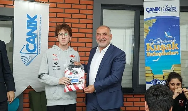 ‘Kütüphanede Kuşak Buluşmaları’ programıyla öğrencilerle bir araya gelen Canik Belediye