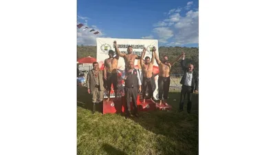 Manisa’nın Gölmarmara ilçesinde düzenlenen 2. Yağlı Pehlivan Güreşleri’ne katılan Kemer