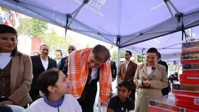 İzmir Büyükşehir Belediyesi’nin “Cumhuriyet Her Yerde” sloganıyla kentin dört bir