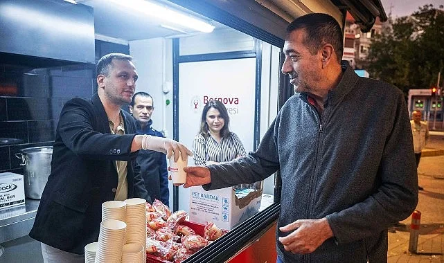 Bornova Belediyesi, havaların soğumasıyla birlikte Bornova Metro çıkışında her sabah