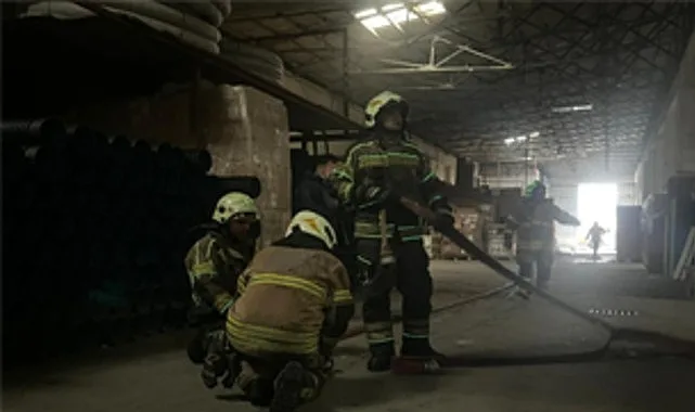 İzmir’in Bornova ilçesinde bir depoda çıkan yangın, İzmir Büyükşehir Belediyesi