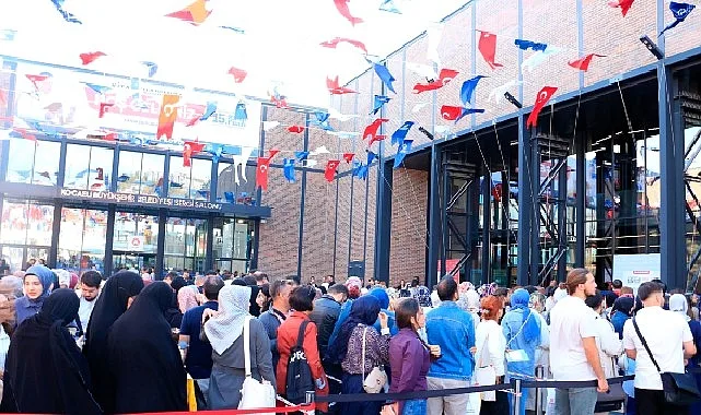 Kocaeli Büyükşehir Belediyesi’nin düzenlediği Uluslararası 15. Kocaeli Kitap Fuarı, yazar