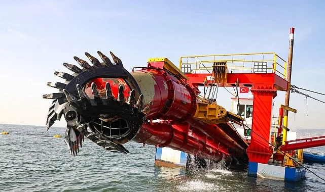 Kocaeli Büyükşehir Belediyesi’nin İzmit Körfezi’nde yürüttüğü Dip Çamuru Temizliği Projesi’nin