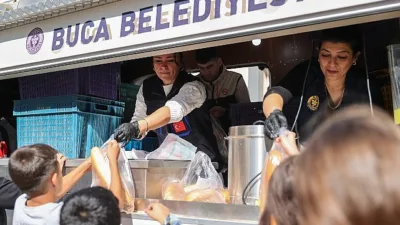 Buca Belediyesi, ilçedeki dayanışmayı büyüterek dar gelirli ailelere ekmek, un