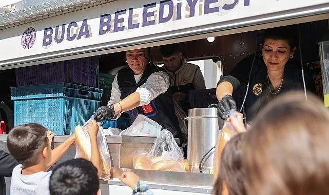 Buca Belediyesi, ilçedeki dayanışmayı büyüterek dar gelirli ailelere ekmek, un