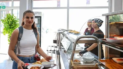 Öğrenci dostu projelerine devam eden Buca Belediyesi, kendi işletmelerinde sunduğu