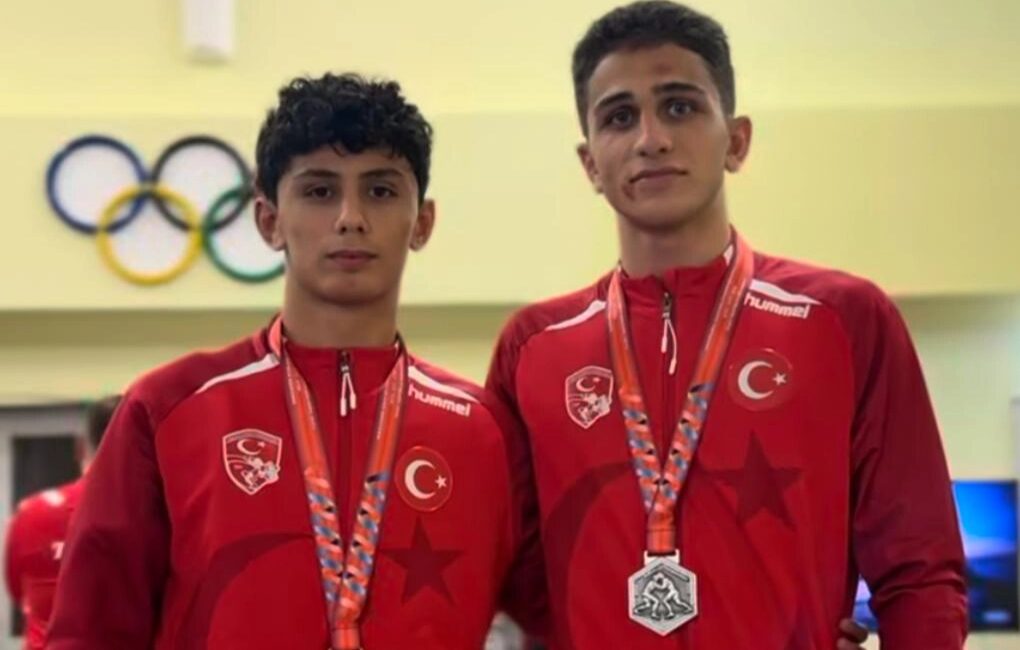 Bursa Büyükşehir Belediyespor’un sporcuları Rüstem Öztürk ve Deniz Ayhan, U15