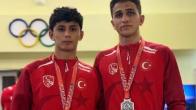 Bursa Büyükşehir Belediyespor’un sporcuları Rüstem Öztürk ve Deniz Ayhan, U15
