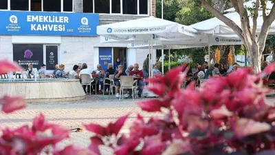 Antalya Büyükşehir Belediyesi’nin Alanya Mahmutlar Mahallesi’nde hizmete açtığı Emekliler Kahvesi