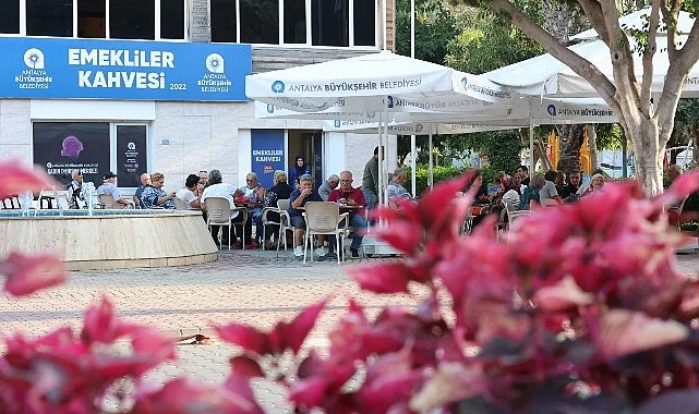 Antalya Büyükşehir Belediyesi’nin Alanya Mahmutlar Mahallesi’nde hizmete açtığı Emekliler Kahvesi