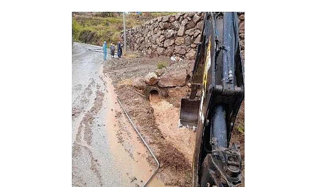 Antalya Büyükşehir Belediyesi ekipleri Alanya kırsalında yağışlar nedeniyle ulaşımda olumsuzluk