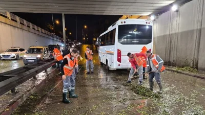 Antalya Büyükşehir Belediyesi, kent merkezinde öğleden sonra aniden bastıran yağmur