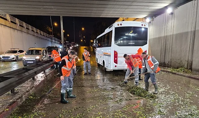 Antalya Büyükşehir Belediyesi, kent merkezinde öğleden sonra aniden bastıran yağmur