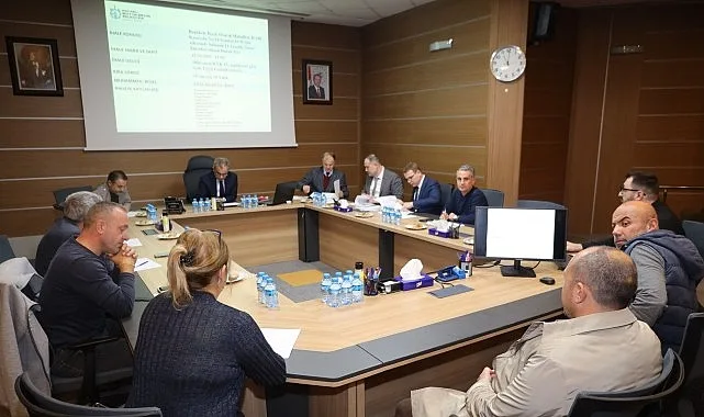 Kocaeli Büyükşehir Belediyesi’nin haftalık encümen toplantısında kural ihlali yapan otobüs