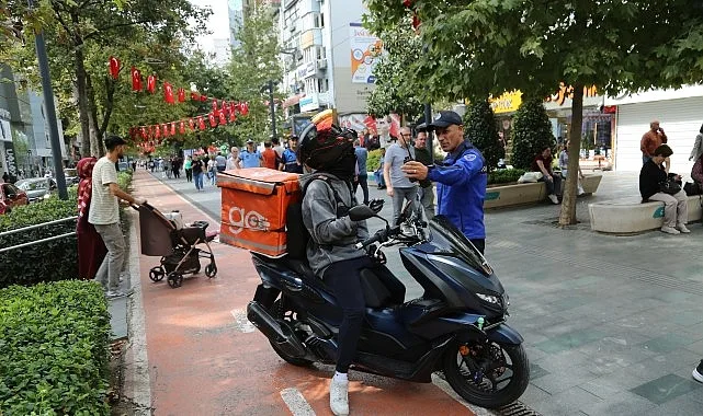 Kocaeli Büyükşehir Belediyesi’nin zabıta ekipleri, Cumhuriyet Bulvarı’nda yaya güvenliğini önceliyor.