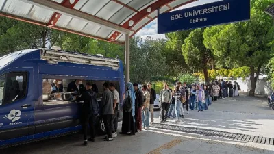 İzmir Büyükşehir Belediyesi’nin üniversite öğrencilerine yönelik ücretsiz sıcak yemek dağıtımı
