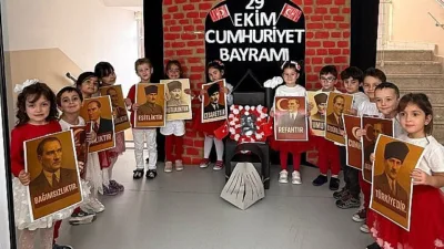 Çankaya Belediyesi kreşlerinde düzenlenen 29 Ekim etkinliklerinde minik öğrenciler ellerinde