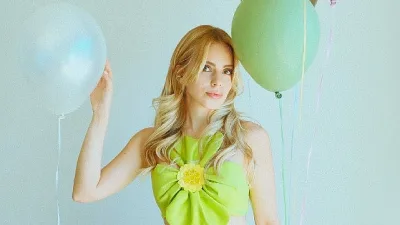 Klasik batı müziği geleneğiyle büyüyen ve müzikal tiyatro eğitimiyle sahne