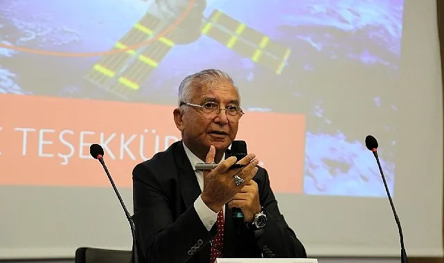Okuyucularıyla 15. Uluslararası Kocaeli Kitap Fuarı’nda buluşan Akademisyen Mesut Hakkı
