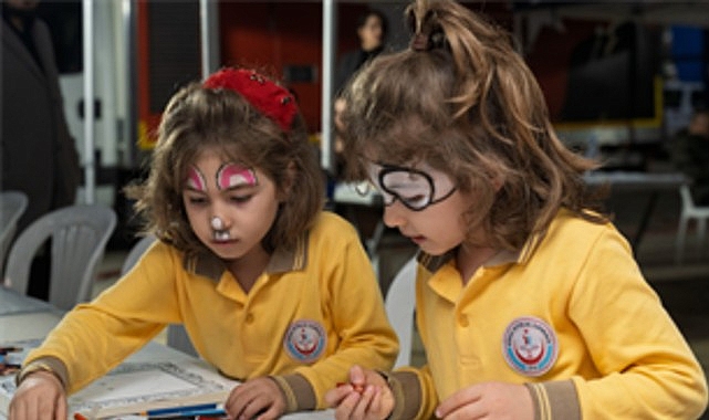 İzmir Büyükşehir Belediyesi’nin Cumhuriyet Bayramı’nın 102’nci yılı için kentin dört