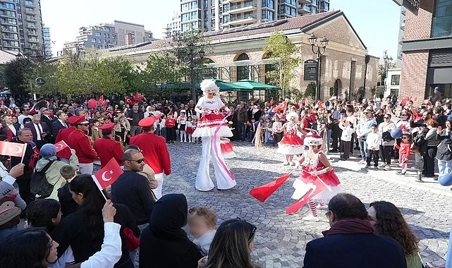 Tarihi atmosferini koruyarak geçmişi bugüne taşıyan; günün her anında yaşayan
