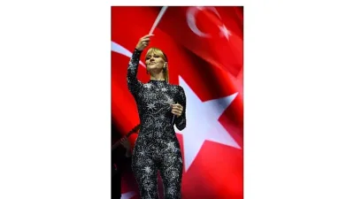Ünlü şarkıcı Derya Uluğ, Cumhuriyet’in 102. kuruluş yıl dönümü kutlamaları