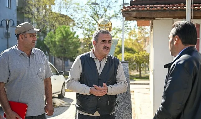 Doğanlar Mahallesi Muhtarı Eyüp Kocatepe, mahallede özveriyle çalışan Bornova Belediyesi