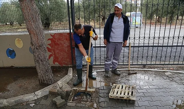Edremit Belediyesi, ilçede etkili olan sağanak yağışlara karşı teyakkuz halinde