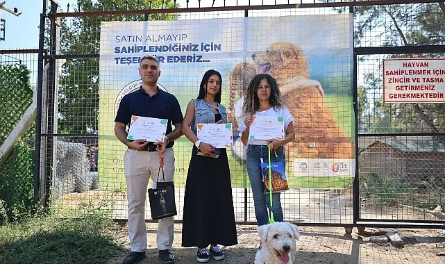 Efes Selçuk Belediyesi hayvan barınağından köpek sahiplenen vatandaşlar, 4 Ekim