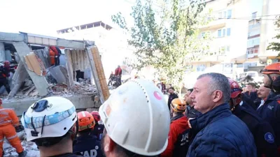 Kocaeli Büyükşehir Belediye Başkanı Tahir Büyükakın, 7 katlı binanın çöktüğü