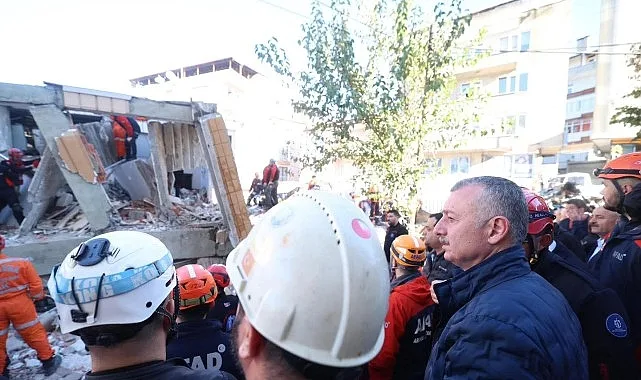 Kocaeli Büyükşehir Belediye Başkanı Tahir Büyükakın, 7 katlı binanın çöktüğü