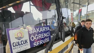 Gölcük Belediyesi’nin üniversite öğrencilerine yönelik ücretsiz servis hizmeti ağına Düzce’yi