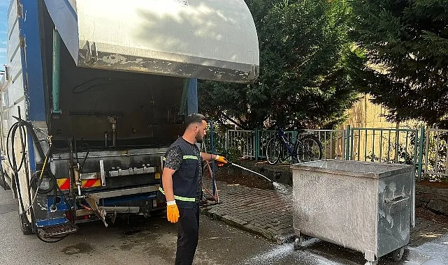 Gölcük Belediyesi ekipleri, ilçe genelinde bulunan çöp konteynerlerini düzenli olarak