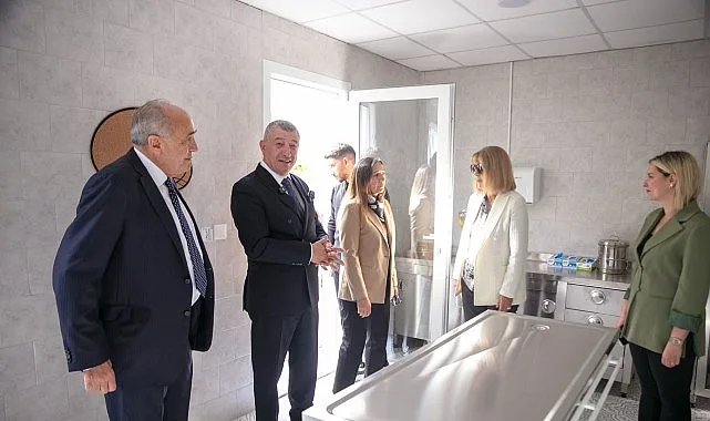 Güzelbahçe Belediyesi, sokak hayvanlarına yönelik yenilikçi projeleriyle dikkat çekiyor. Türkiye'nin