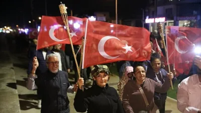 Güzelbahçe’de Cumhuriyet’in 102’inci yılı coşkusu önce kortej sonra konserle yankılandı.