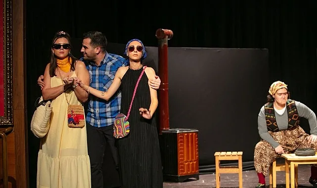 Güzelbahçe Belediyesi, ‘Ben Burada Oldum’ tiyatro oyunu ile Güzelbahçelilere kahkaha