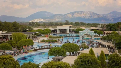 Güneşin altın ışıkları gökyüzünde dans ederken, Dalaman Nehri’nin Akdeniz’le kucaklaştığı