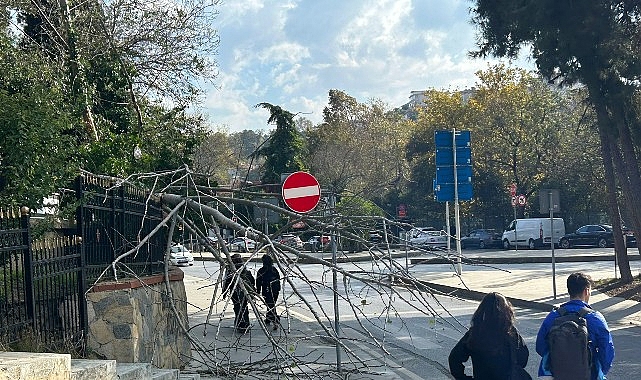 İBB ekipleri, kuvvetli rüzgâr ve yerel sağanak yağış geçişlerinin yaşandığı