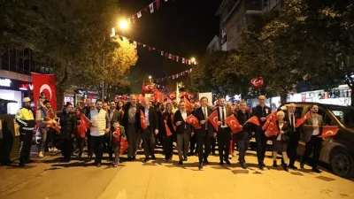 İnegöl’de 29 Ekim Cumhuriyet Bayramı kutlamaları kapsamında düzenlenen Cumhuriyet Yürüyüşü,